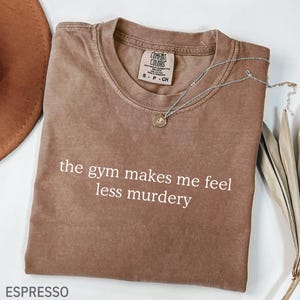 Comfort Colors® Gymmet får mig att känna mig mindre mordisk skjorta, gymälskare-skjorta, rolig sarkastisk träningströja, fitnesströja, träningströja