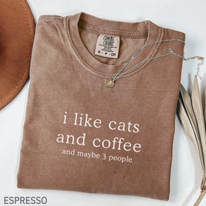 Comfort Colors® Ich mag Katzen und Kaffee und vielleicht 3 Personen Shirt, Kaffeeliebhaber Shirt, Katzen und Kaffee Shirt, Katzenmutter Geschenk, Katzenliebhaber Shirt