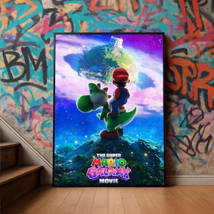 Op de afbeelding: Een ingelijste filmposter voor "The Super Mario Bros. Movie" met Mario op Yoshi. De poster heeft een levendig, kleurrijk ontwerp met een ruimtethema-achtergrond. De filmtitel staat in een veelkleurig, gestileerd lettertype.