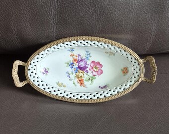 Bonbonnière vintage en porcelaine Schumann Bavaria, à bord ajouré, décor floral et monture en métal doré, vers 1940