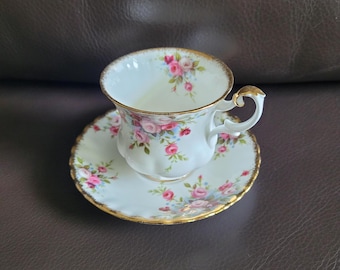 Xícara e pires Royal Albert 'Cottage Garden' – formato Montrose com rosas e borda dourada – conjunto de xícara de chá e pires, Inglaterra, ca. 1975