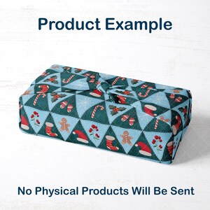 Puede incluir: Un paquete rectangular envuelto en tela con tem&aacute;tica navide&ntilde;a. La tela presenta un patr&oacute;n repetido de gorros de Pap&aacute; Noel rojos, hombres de jengibre, bastones de caramelo y acebo sobre un fondo verde azulado y azul claro. El texto "Product Example" y "No Physical Products Will Be Sent" son visibles.