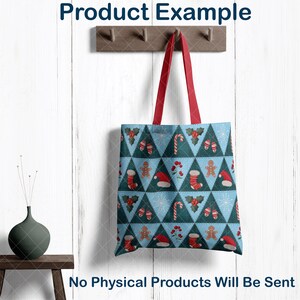 Puede incluir: Un bolso tote azul con asas rojas, decorado con un patr&oacute;n navide&ntilde;o repetido. El patr&oacute;n incluye hombres de jengibre, gorros de Pap&aacute; Noel, calcetines y bastones de caramelo. El texto "Product Example" est&aacute; en la parte superior y "No Physical Products Will Be Sent" en la parte inferior.