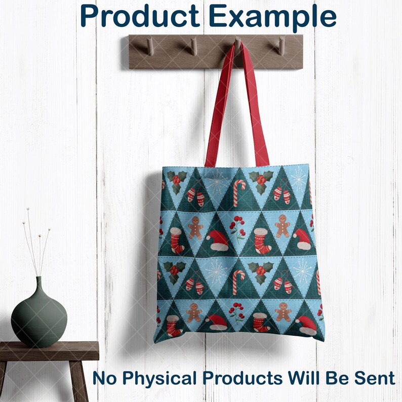 Puede incluir: Un bolso tote azul con asas rojas, decorado con un patr&oacute;n navide&ntilde;o repetido. El patr&oacute;n incluye hombres de jengibre, gorros de Pap&aacute; Noel, calcetines y bastones de caramelo. El texto "Product Example" est&aacute; en la parte superior y "No Physical Products Will Be Sent" en la parte inferior.