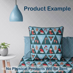 Puede incluir: Un coj&iacute;n decorativo con tem&aacute;tica navide&ntilde;a con un fondo verde azulado y un patr&oacute;n repetido de iconos festivos, incluyendo hombres de jengibre, gorros de Pap&aacute; Noel y bastones de caramelo. El texto "Product Example" y "No Physical Products Will Be Sent" son visibles.