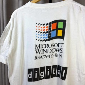 Peut inclure: Ensemble de trois mugs en céramique avec une finition mate et mouchetée. Les tasses sont de couleur crème, gris clair et gris foncé. Chaque mug a un design simple et minimaliste.