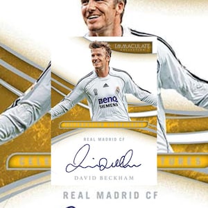 Könnte beinhalten: Eine weiße Keramik-Tasse mit schwarzem Henkel und dem Text "But First, Coffee" in fetter, schwarzer Schrift. Die Tasse steht vor einem verschwommenen Hintergrund, der eine gemütliche Umgebung andeutet.