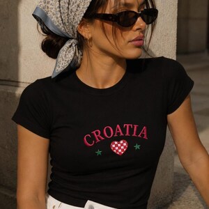 Kroatien broderad babytröja | Y2K kroatisk skjorta | Kroatien fotbollsmall, latinamerikansk Y2K sommaroutfit, flaggtopp, present till henne bild 4