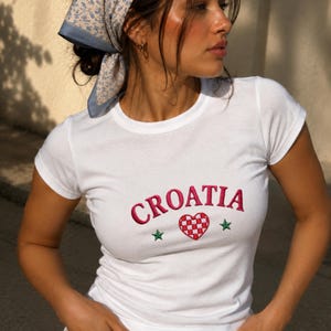 Kroatien broderad babytröja | Y2K kroatisk skjorta | Kroatien fotbollsmall, latinamerikansk Y2K sommaroutfit, flaggtopp, present till henne bild 6
