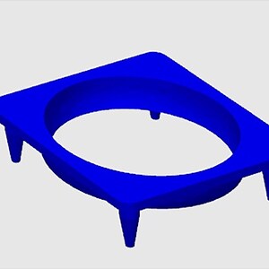 Puede incluir: Un objeto azul brillante, de forma cuadrada, con una abertura circular en el centro. Tiene cuatro pequeñas patas que apuntan hacia abajo. El diseño parece ser una representación 3D de un componente o pieza.
