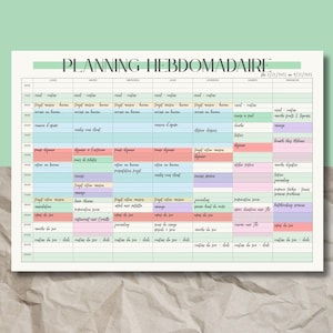 Peut inclure: Un planificateur hebdomadaire avec le titre "PLANNING HEBDOMADAIRE" en haut. Il est divisé en jours de la semaine, avec des créneaux horaires pour la planification. Le planificateur utilise une variété de couleurs pastel.