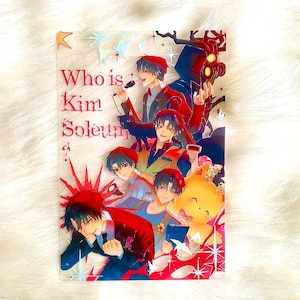 Puede incluir: Una impresión acrílica rectangular con personajes de estilo anime en tonos rojos y azules. El texto Who is Kim Soleum? aparece a la izquierda. La ilustración incluye varias figuras, un gato negro pequeño y una criatura amarilla.