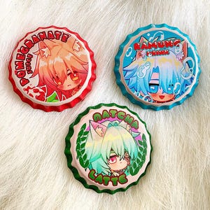 Könnte beinhalten: Drei farbenfrohe Flaschendeckel mit Illustrationen im Anime-Stil. Einer ist rot mit "Pomegranate Juice", ein anderer blau mit "Ramune Drink" und der dritte grün mit "Matcha Latte". Jeder Deckel hat ein einzigartiges Charakterdesign.