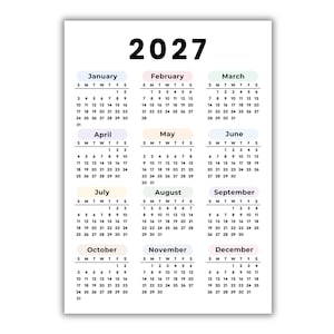 以下が含まれることがあります： 白い背景に黒い文字が印刷された2027年の壁掛けカレンダー。各月はグリッド形式で表示され、パステルカラーの長方形のヘッダーが付いています。カレンダーには1月から12月までの12か月分の日付が含まれています。