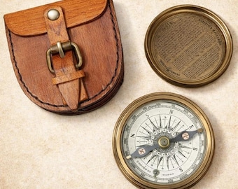 Bússola de latão em estilo antigo com estojo de couro, poema de Robert Frost.