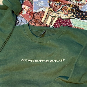 Sudadera bordada de Survivor / Minimalista Outwit Outplay Outlast / Ropa del programa de televisión Survivor 50