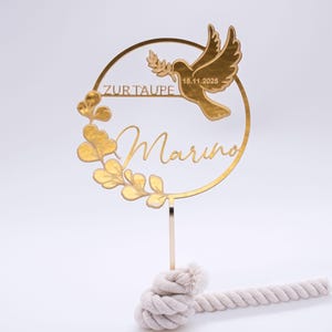Cake Topper Taufe personalisiert mit Namen „Marius“, Schriftzug „Zur Taufe“, goldener Taube und Eukalyptuskranz vor hellem Hintergrund.