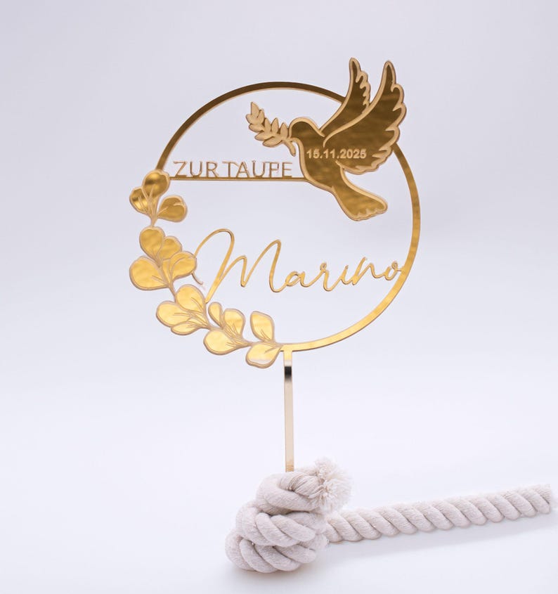 Cake Topper Taufe personalisiert mit Namen „Marius“, Schriftzug „Zur Taufe“, goldener Taube und Eukalyptuskranz vor hellem Hintergrund.