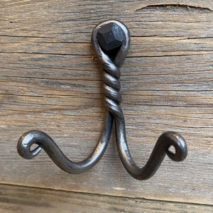 Gancho doble trenzado original - Hecho a mano por herreros