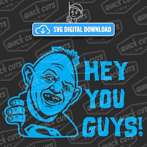 Puede incluir: Un gráfico de descarga digital SVG con una cara de dibujos animados azul y las palabras "HEY YOU GUYS!" en letras azules en negrita. La imagen también incluye el texto "SVG DIGITAL DOWNLOAD". El fondo es gris oscuro.