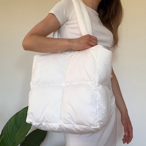 Weiße gesteppte Tragetasche Kugelfisch: Vegane Handtasche aus recycelter Baumwolle