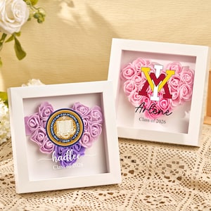 Gepersonaliseerde naam bloem schaduwdoos, afstudeerbloem bureaubladornament, decor collegeverbintenis, afstudeercadeau voor haar, besluit dagcadeau