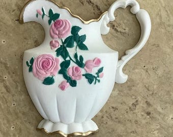 Jarro decorativo de parede em estilo vintage com rosas cor-de-rosa e detalhes dourados, 12,7 cm de altura.