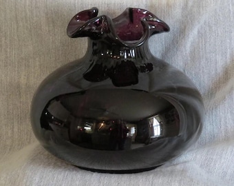 Vtg / Antike mundgeblasene runde Birne schwarze Amethyst 7 "Vase