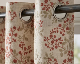 Cortinas bordadas con motivos florales en terracota, visillos con aspecto de lino beige, paneles de ventana personalizados con diseño botánico en rojo óxido.