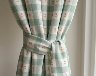 グリーンギンガムチェックの花柄カーテン | コテージコアウィンドウパネル | ヴィンテージチェックドレープ | カスタムファームハウスカーテン