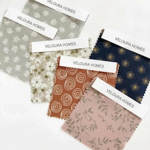 Puede incluir: Un letrero de madera hecho a mano con el texto "Welcome to our home" en un estilo manuscrito. El letrero está pintado de blanco con un marco teñido oscuro y un pequeño corazón decorativo.