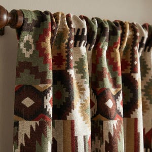 Sydvästra tryckta gardiner, rustika tribala fönsterpaneler, jordfärgade lantliga gardiner, stuginredning
