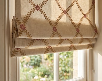 Estor romano beige bordado, estor romano con estampado floral de enredaderas, estor a medida con aspecto de lino, cortina de privacidad estilo rústico.
