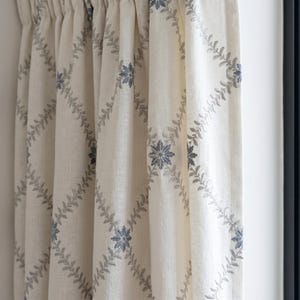 Individuell bestickte Leinenvorhänge - blaue Blumenschneeflocke und silbernes Blattrankenmuster - Maßanfertigungen