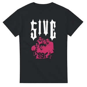 Op de afbeelding: Zwart T-shirt met een roze afbeelding van een groep mensen en het woord "FIVE" in een gestileerd lettertype. De afbeelding bevat het nummer "99" op een shirt. Het shirt is gemaakt van een zacht materiaal.