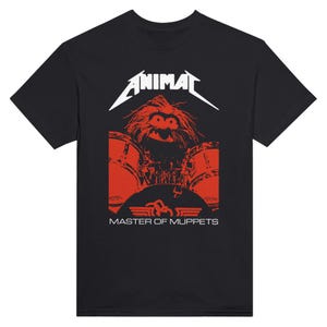 Puede incluir: Camiseta negra con un gráfico rojo de Animal de los Muppets tocando la batería. La palabra "ANIMAL" está en blanco, con una tipografía estilizada sobre la imagen. Debajo de la imagen, el texto dice "MASTER OF MUPPETS".