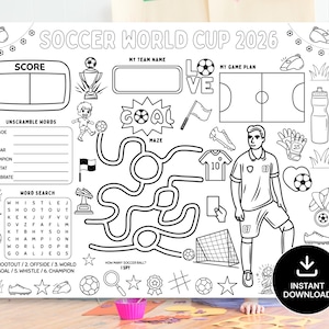 Puede incluir: Hoja de actividades de fútbol en blanco y negro con el texto "SOCCER WORLD CUP 2026". Incluye un laberinto, una búsqueda de palabras y un diagrama de campo de fútbol. Presenta balones de fútbol, un trofeo y un jugador de fútbol.