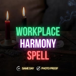 Op de afbeelding: Afbeelding van twee brandende kaarsen, één rood en één zwart, met de tekst "WORKPLACE HARMONY SPELL" in groen, paars en rood. Een klein wit object en wierookrook zijn ook zichtbaar.