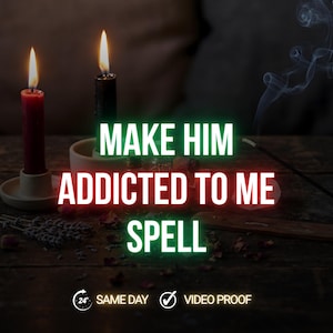 Könnte beinhalten: Ein mystisches Arrangement mit zwei brennenden Kerzen, rot und schwarz, und dem Text "MAKE HIM ADDICTED TO ME SPELL" in Grün und Rot. Räucherstäbchen-Rauch steigt auf, mit getrockneten Kräutern und Blütenblättern auf Holz.