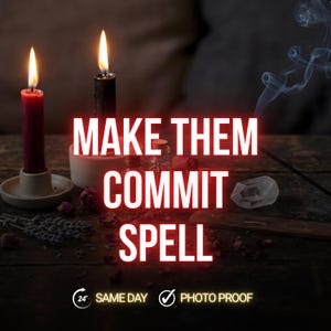 Puede incluir: Una vela roja y una vela negra en soportes claros, una pequeña botella de vidrio, un cristal transparente, lavanda seca y pétalos de rosa sobre una superficie de madera oscura. El texto "MAKE THEM COMMIT SPELL" está centrado, con "24H SAME DAY" y "PHOTO PROOF" debajo.