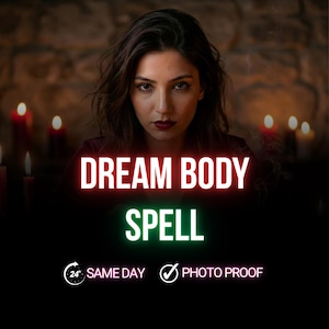 Könnte beinhalten: Eine Frau mit dunklem Haar und rotem Lippenstift steht vor einem dunklen Hintergrund. Die Worte "DREAM BODY SPELL" sind in Neon-Schrift geschrieben. Das Bild enthält auch den Text "SAME DAY" und "PHOTO PROOF".