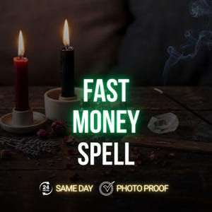 Puede incluir: Una mesa de madera oscura con una vela roja y negra encendida con una llama. El texto "FAST MONEY SPELL" está en verde brillante. Flores secas, un cristal e incienso también están sobre la mesa.