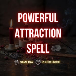 Op de afbeelding: Afbeelding met een rode kaars met een vlam, naast een tweede kaars, en de woorden "POWERFUL ATTRACTION SPELL" in het wit. De scène bevat gedroogde bloemen, wierook en een kristal op een houten oppervlak.
