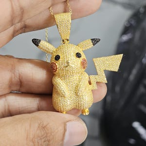 Colgante de dibujos animados con forma de pato y diamante de moissanita redondo. Colgante de hip hop personalizado. Colgante de hip hop. Colgante de dibujos animados de Pikachu para hombre.