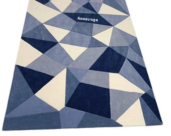 Tapis géométrique bleu tufté à la main | Moquette triangulaire moderne