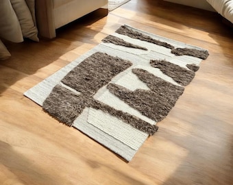 Tapis marocain en laine marron et ivoire, tapis à poils longs abstrait noué à la main