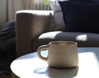 Duży kubek ETTA, szary kamionkowy – ręcznie robiona ceramika | Kamionkowy kubek do kawy 400 ml | Wyjątkowy kubek | Pomysł na prezent z ręcznie robionego kubka ceramicznego
