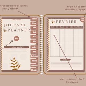 Peut inclure: Journal planner ouvert, relié par une spirale. La page de gauche affiche "Journal Planner" avec un motif floral. La page de droite montre un calendrier de février. Du texte en français est visible.