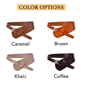 Pu&ograve; includere: Immagine che mostra quattro cinture in pelle in vari colori: caramello, marrone, kaki e caff&egrave;. Ogni cintura presenta un design unico con chiusura a fibbia. Il testo "COLOR OPTIONS" &egrave; visualizzato in alto.