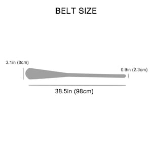 Pu&ograve; includere: Un diagramma che mostra le misure della taglia della cintura. Il testo "BELT SIZE" &egrave; in alto. La cintura &egrave; lunga 98 cm, larga 8 cm nel punto pi&ugrave; largo e 2,3 cm nel punto pi&ugrave; stretto.